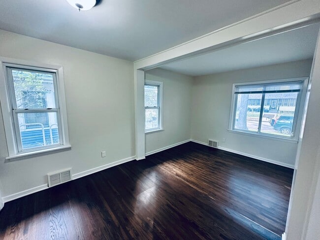Building Photo - Elegant 2-Bedroom Single Family Home w/ Mo...