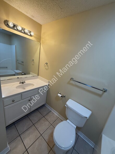Building Photo - 508 Cedar Ln
