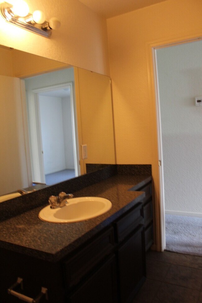 Building Photo - 406 Primrose Dr