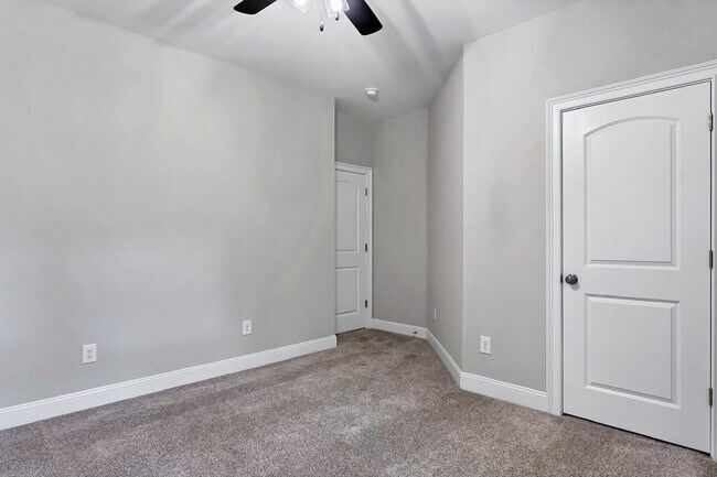 Building Photo - 835 Blue Bird Dr