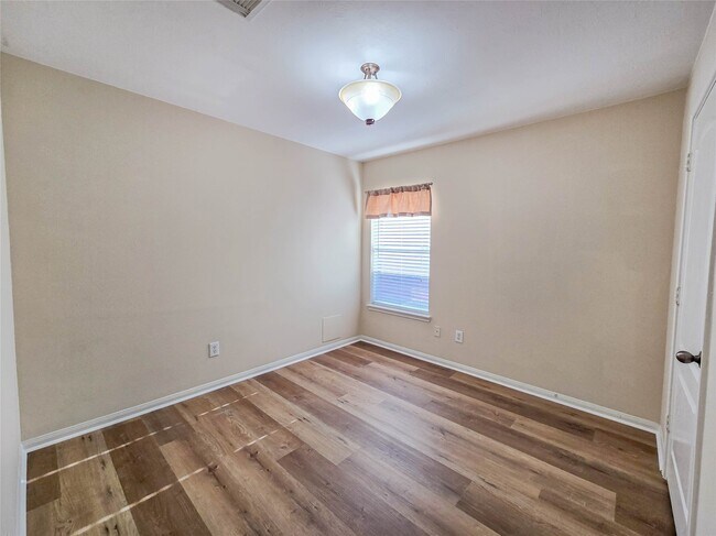 Building Photo - 17915 Landing Pines Trail