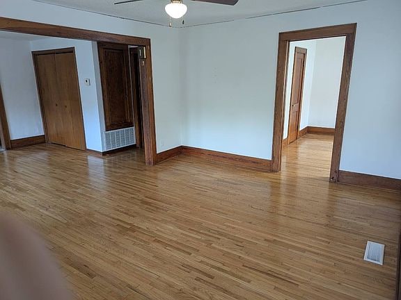 Building Photo - 202 S Lillian Ave