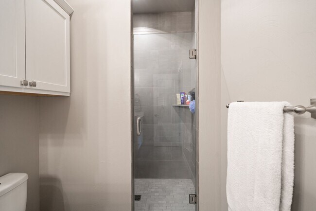 Building Photo - Modern 4-bedroom 3-bathroom Home