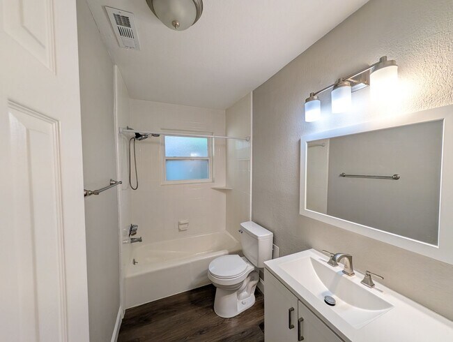Building Photo - 3 Bedroom Beauty in Broken Arrow