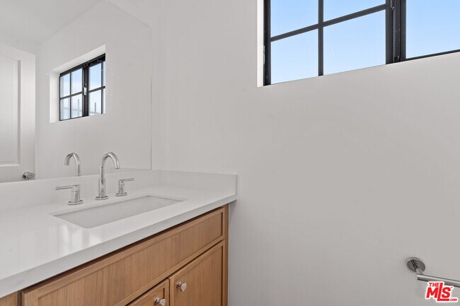 Building Photo - 2541 Stoner Ave