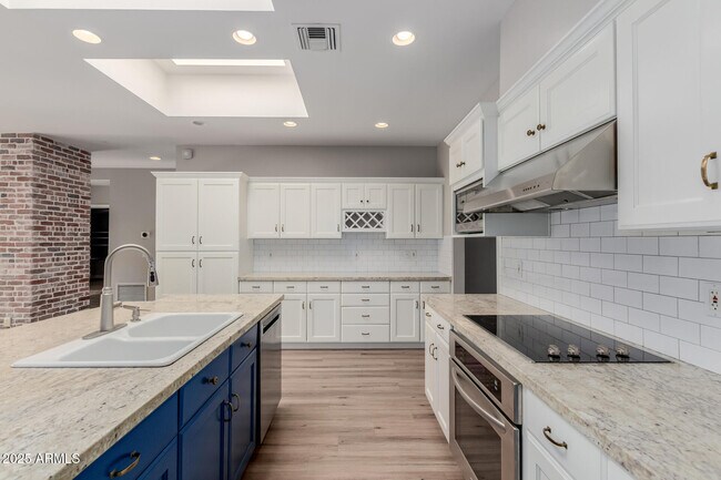 Building Photo - 5001 E Mitchell Dr