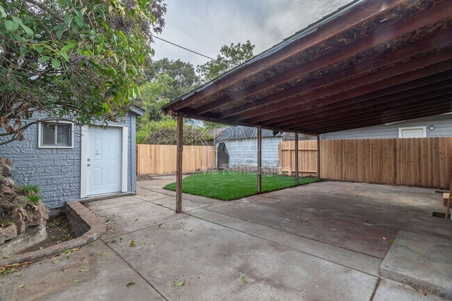 Building Photo - 444 E Sonoma Ave