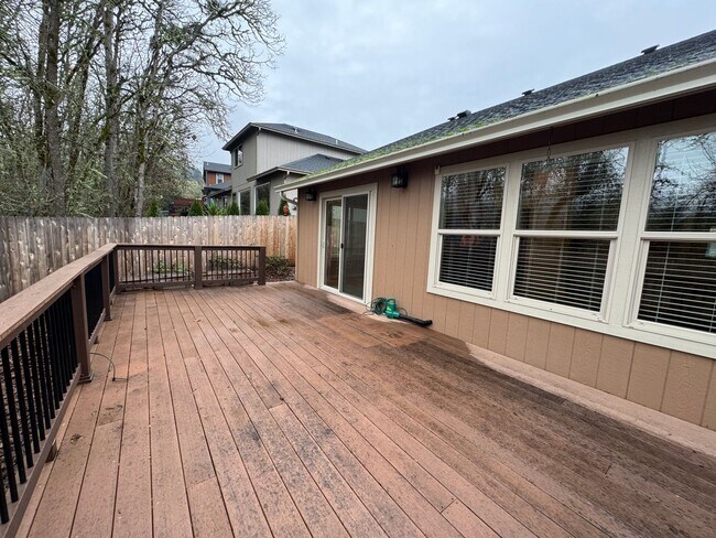 Building Photo - Well maintained, updated 3 bedroom home in quiet neighborhood