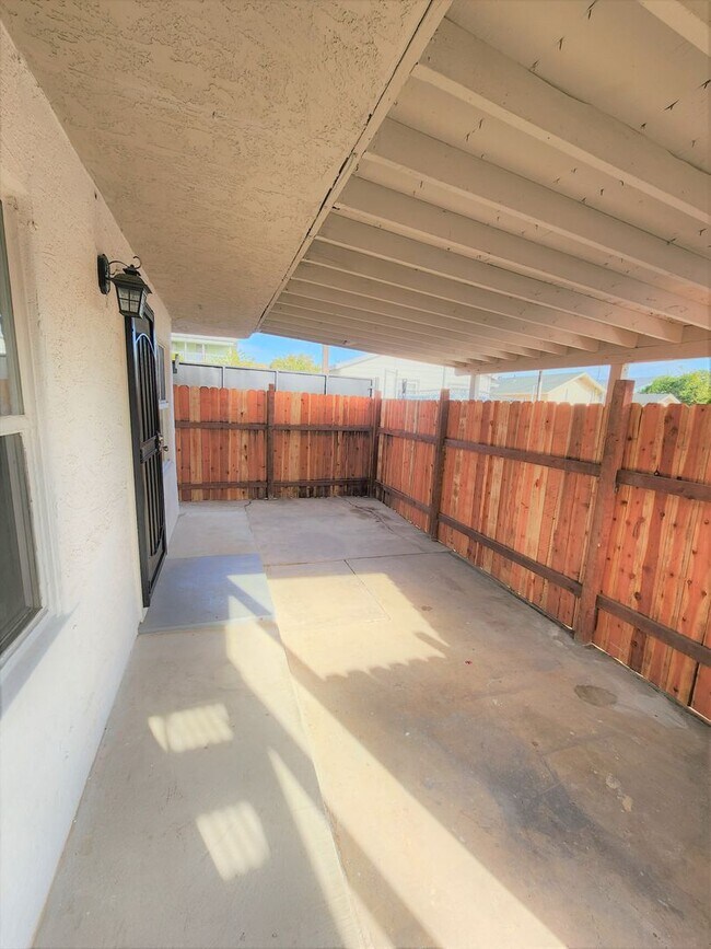 Building Photo - LARGE 1 BEDROOM WITH PRIVATE PATIO