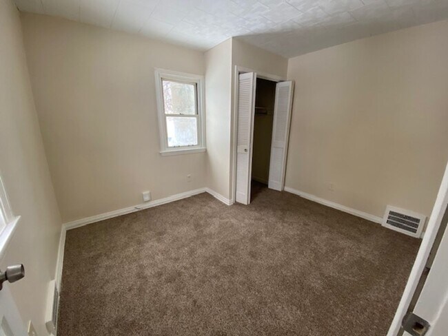 Building Photo - Cozy West Akron Ranch w/ Finished Basement & Garage