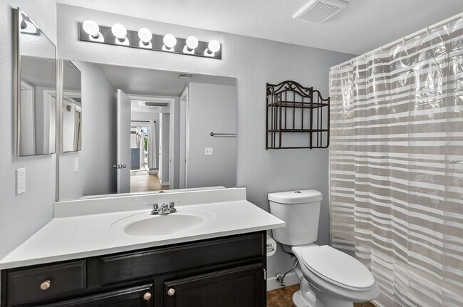 Building Photo - *MOVE-IN READY* GREAT UPPER LEVEL 2-BEDROO...