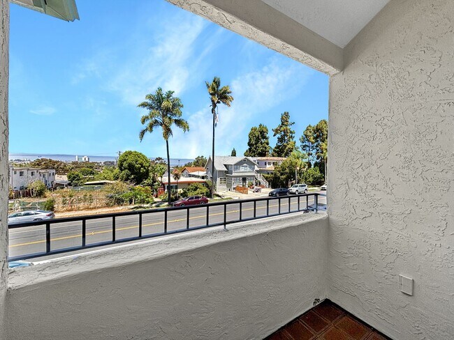 Building Photo - Stunning 2BD/2BA Condo in University Heigh...