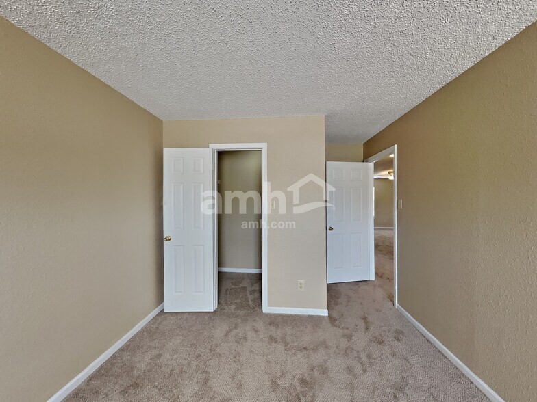 Building Photo - 520 Tracy Ln