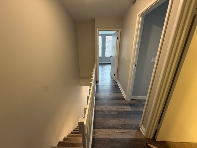 Building Photo - 744 W Gordon Terrace