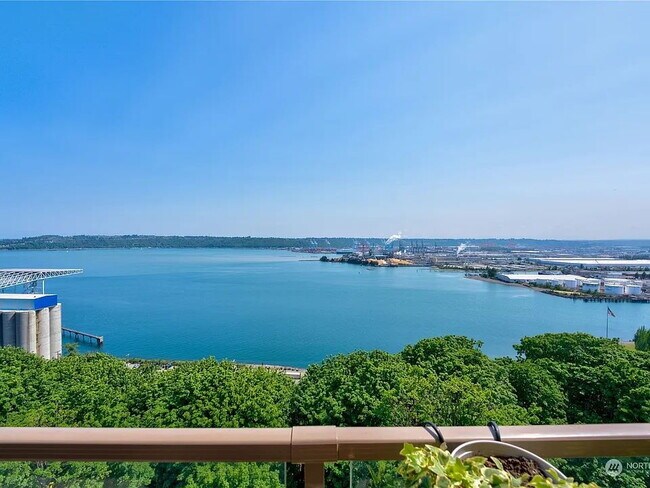 Building Photo - "Spacious 2-Bed, 3-Bath Sanctuary in Tacoma's Heart – 3,243 Sq Ft of Luxury Living!"
