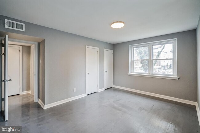 Building Photo - 2137 Bryn Mawr Ave