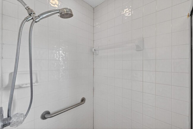 Building Photo - Available Now! Move-In Ready 3BR Home with Florida Room & Shed