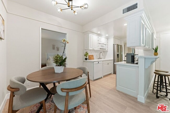 Building Photo - 1131 Alta Loma Rd