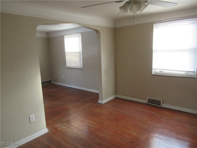 Building Photo - 410 E 222nd St