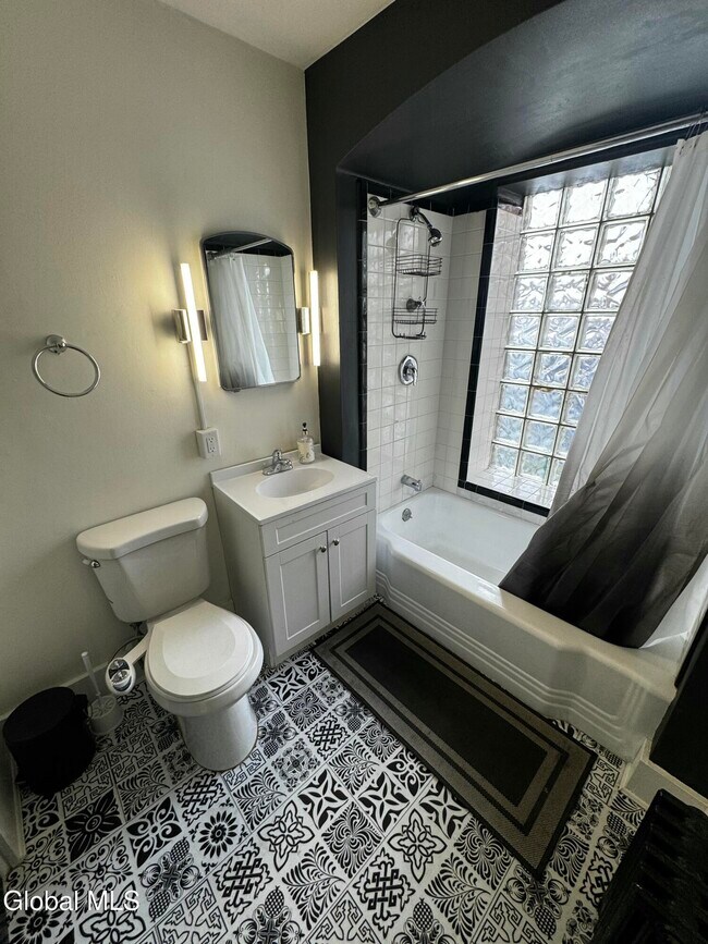 Building Photo - 612 Union St