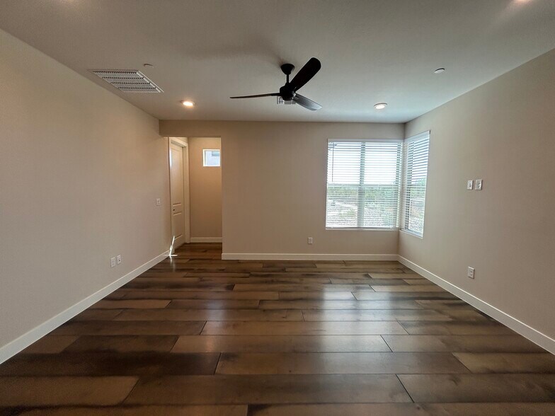 Building Photo - 2121 W Sonoran Desert Dr
