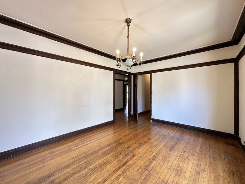 Building Photo - 2434 N Sawyer Ave