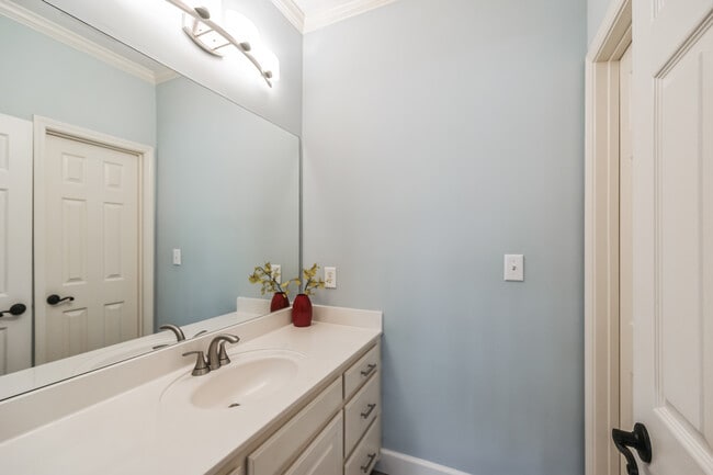 Bedroom 3 - private vanity - 510 Newburgh Way