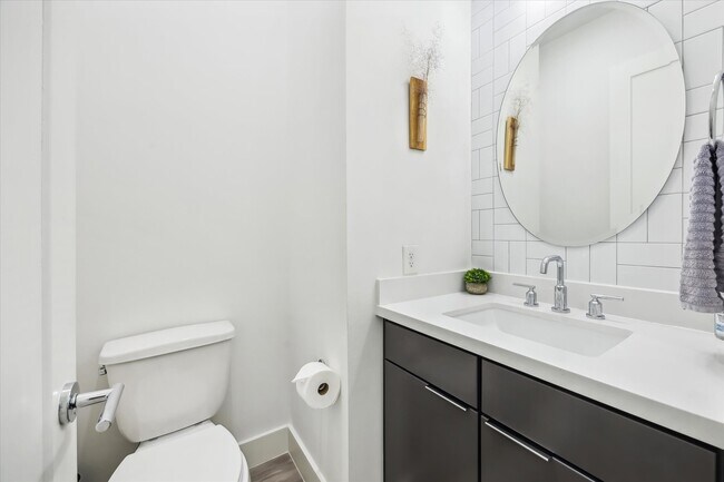 Building Photo - 1131 W 17th St