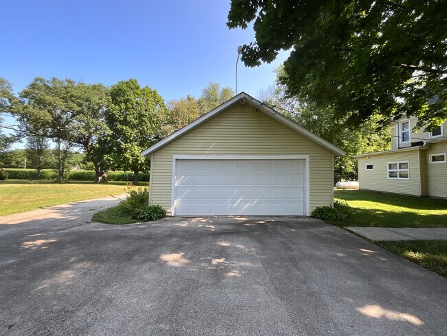 Building Photo - 23216 Bergen Rd