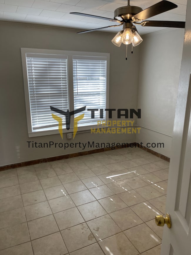 Building Photo - 1bed Renovated Downtown Duplex