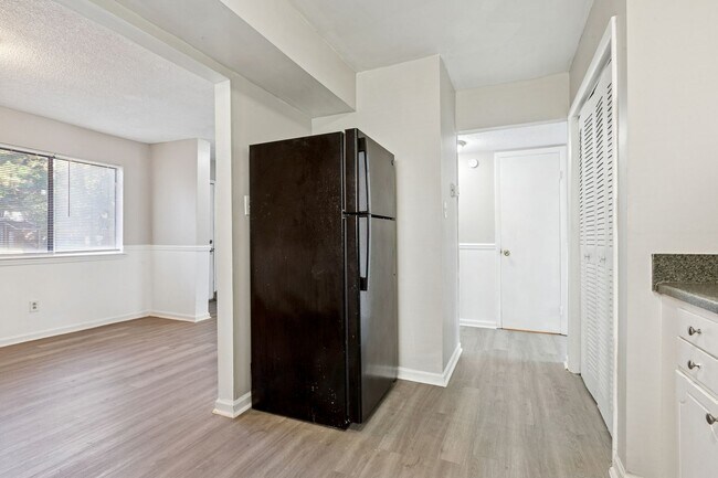 Building Photo - Move In Ready Townhome!