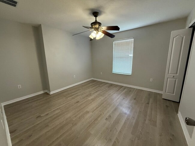 Building Photo - 944 Lost Grove Cir
