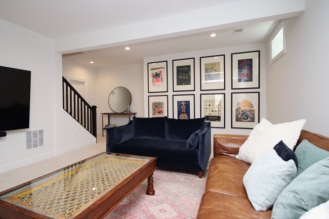 Building Photo - Beautiful, Custom-Built Pet-Friendly Lochlyn Hill Home
