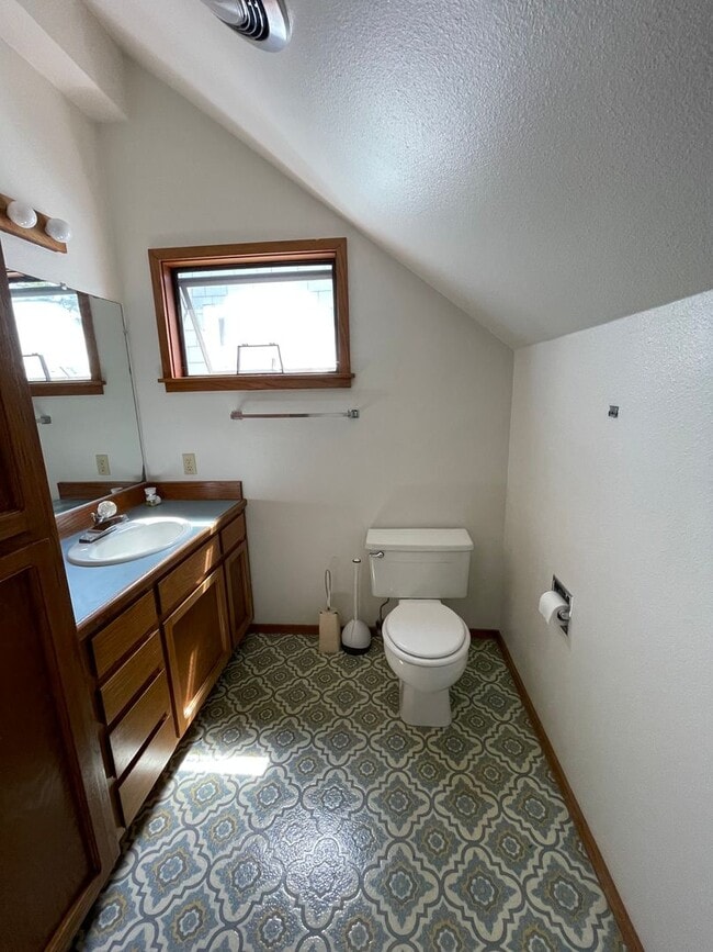 Building Photo - Lovely, Spacious Home with Stunning view o...