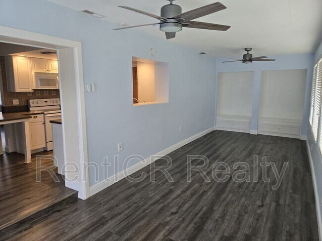 Building Photo - 1305 Fuchsia Dr