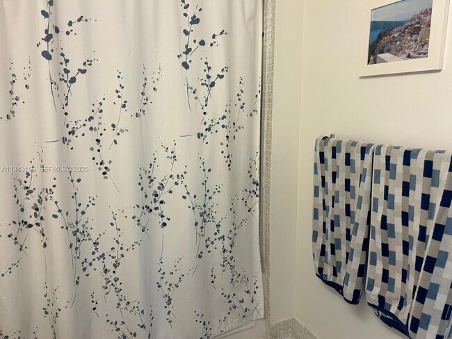 Building Photo - 2851 Somerset Dr