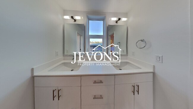 Building Photo - 5BR/4.5BA House in Seattle -- Available Now!