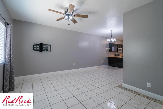 Building Photo - Lovely 2 Bedroom Condo. Pet Friendly!