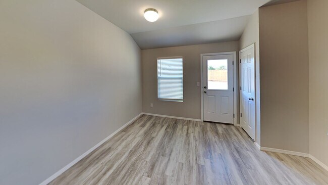 Building Photo - Very Nice 4 bedroom 2 bath home in Harrah ...