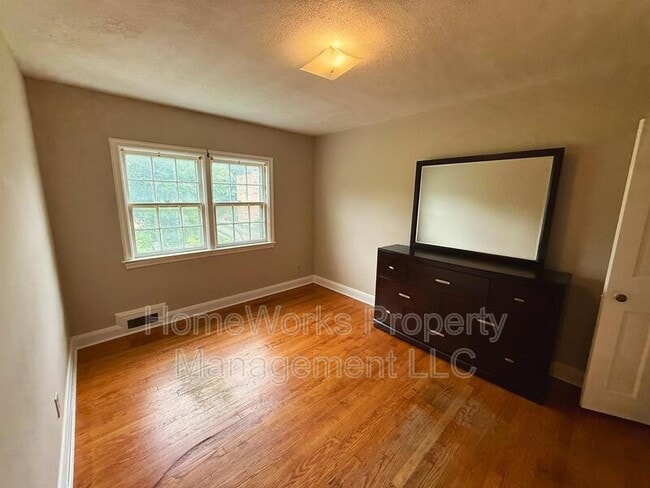 Building Photo - 347 Martingale Ave