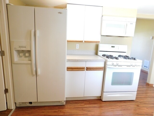 Building Photo - 2Bd/1Ba Single Story House - Available to ...