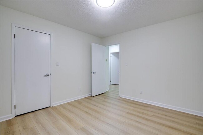 Building Photo - 765 Spring Valley Dr