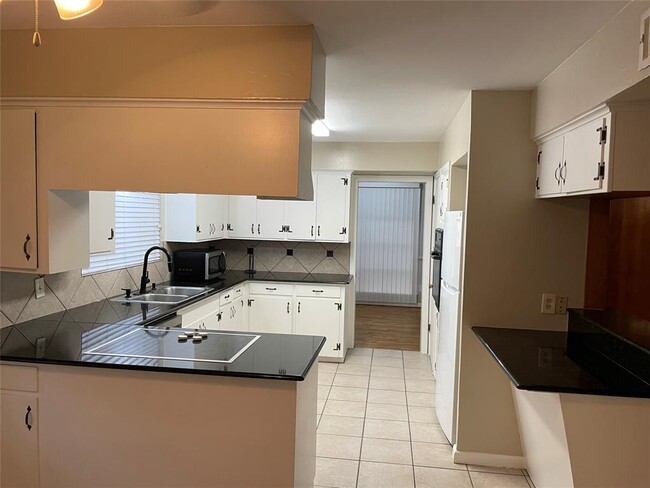Building Photo - 3727 Woodvalley Dr