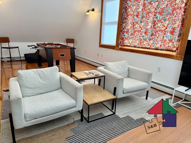 Building Photo - 112 Main St