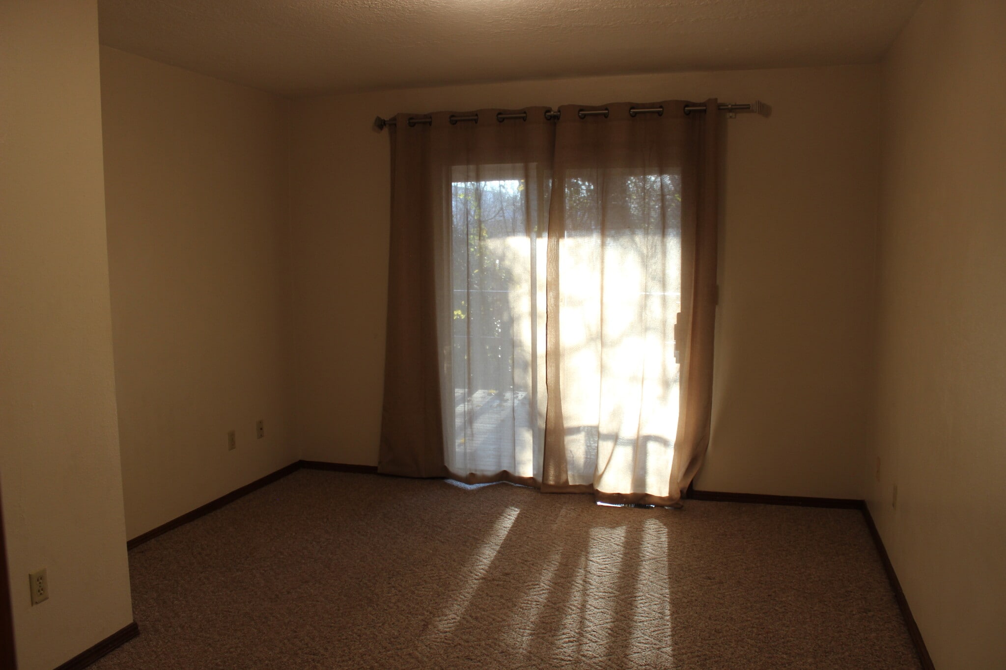Master Bedroom - 908 Acacia Cir