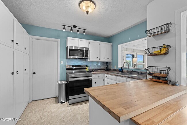 Building Photo - 136 Colina Cir