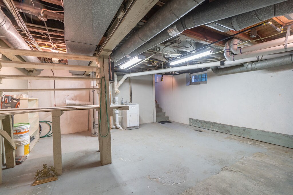 Building Photo - 221 E Burke St