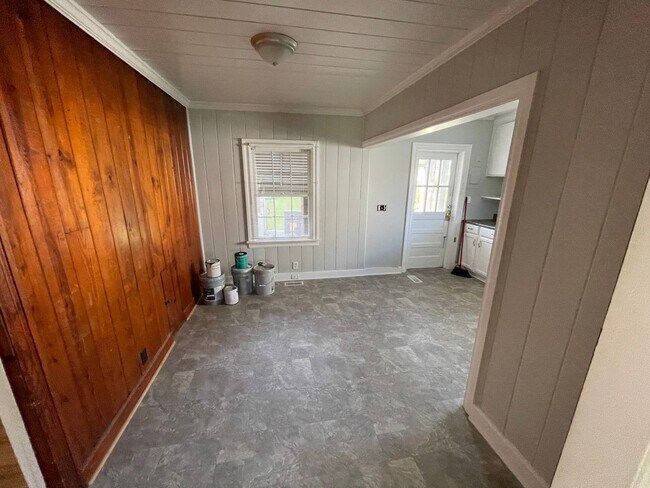Building Photo - 3 Bedroom House Near Piggly Wiggly