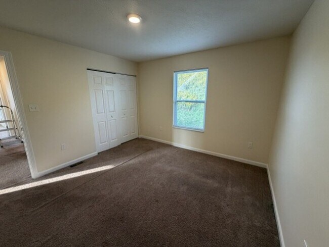 Building Photo - 422 Labrador Ln