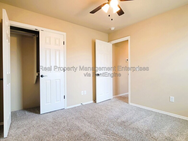 Building Photo - 4500 Oasis Ct
